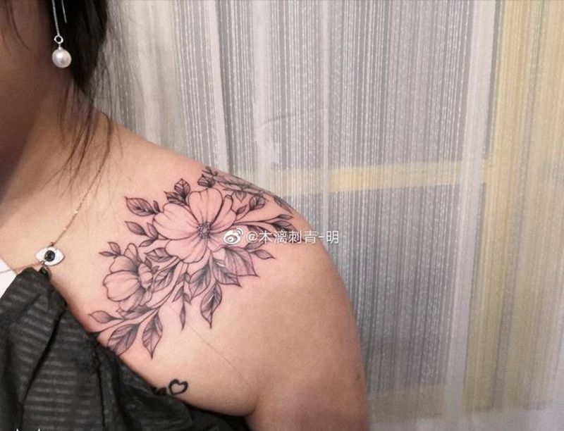 素花纹身图片_肩部点刺素花纹身图案