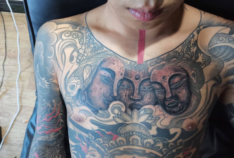 三面佛纹身图片_胸部新传统纹身图案