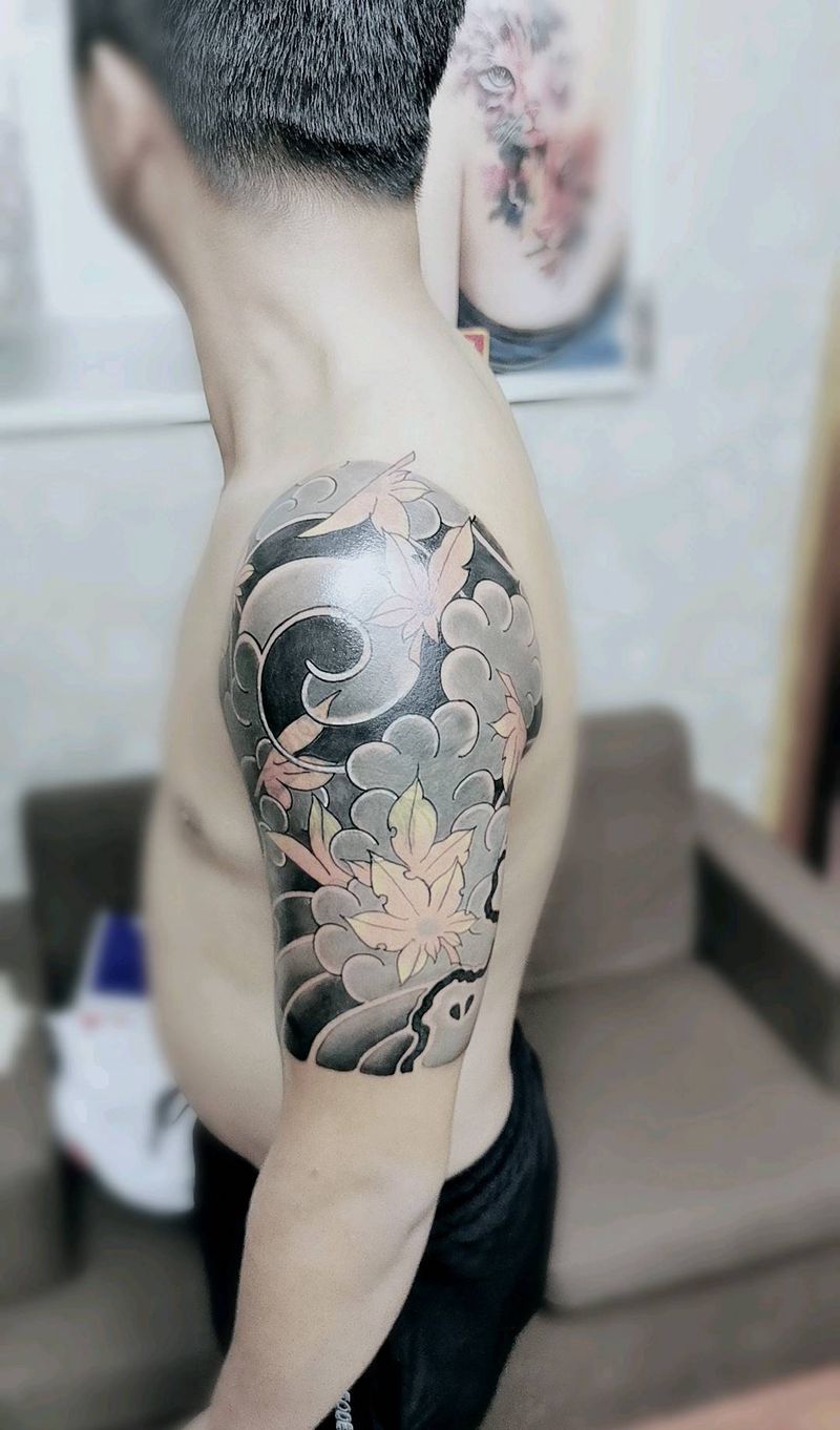 传统枫叶纹身图片_手臂老传统花臂纹身图案