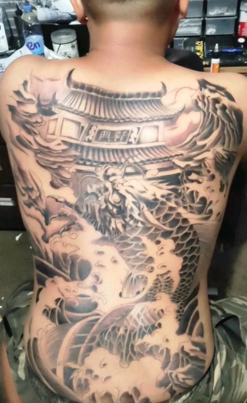 鲤跃龙门纹身图片_背部纹身图案