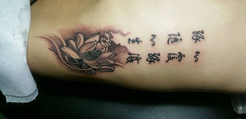 花与字纹身图片_腰部纹身图案