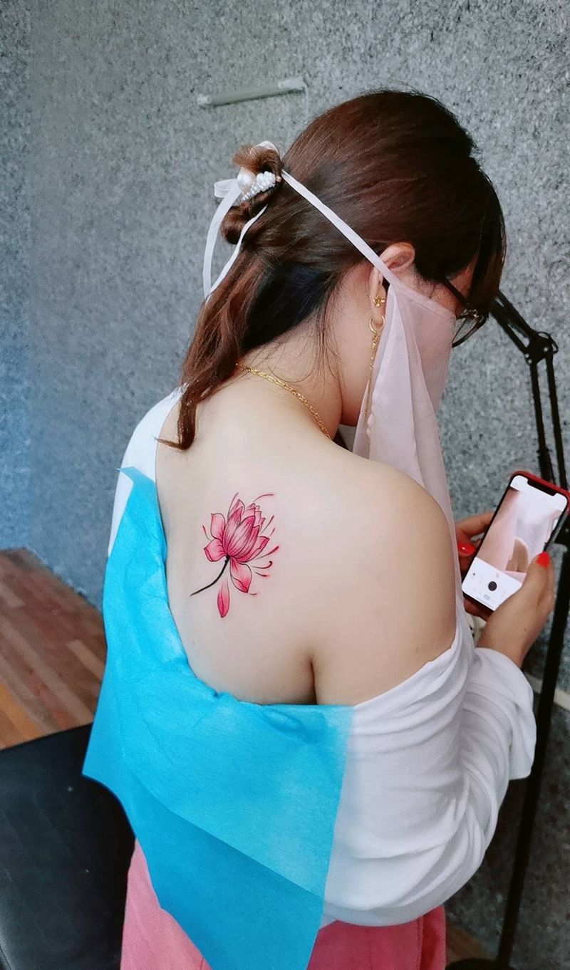 荷花纹身图片_背部腰部水彩纹身图案