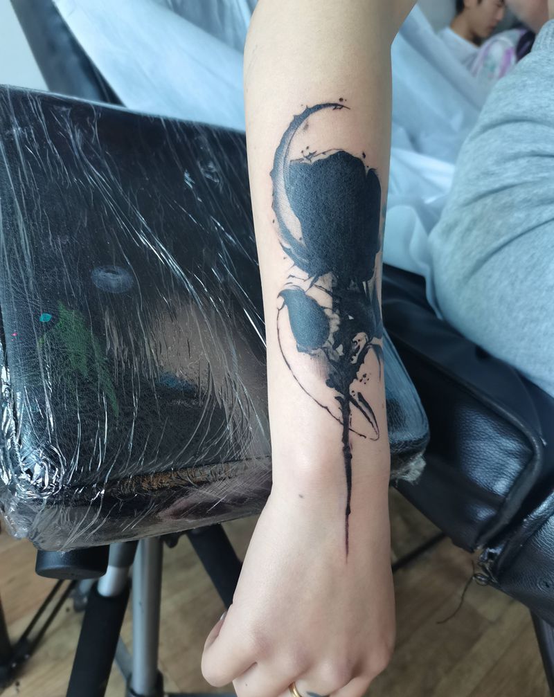 玫瑰纹身图片_手部水墨纹身图案