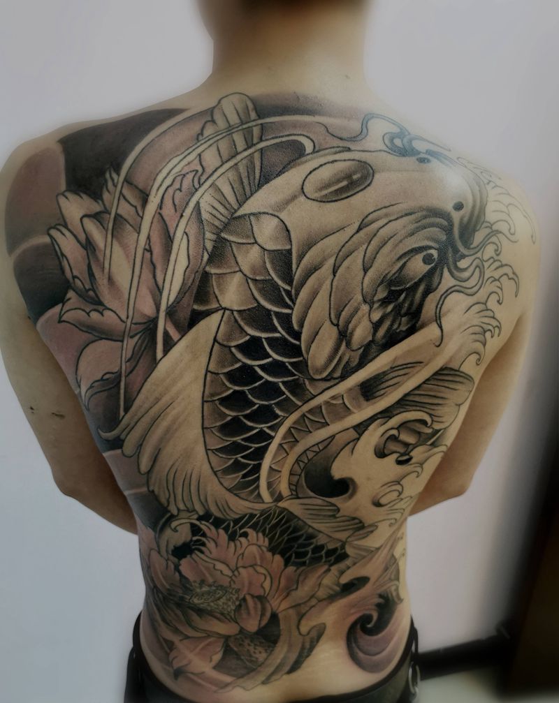传统鲤鱼纹身图片_背部老传统纹身图案