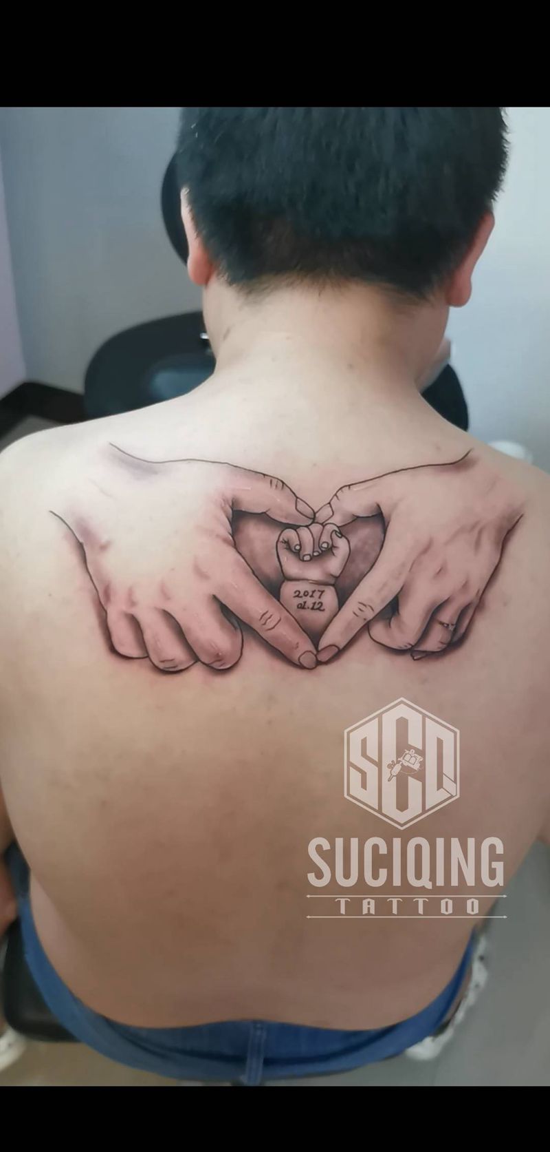 手线条写实纹身图片_背部欧美写实纹身图案