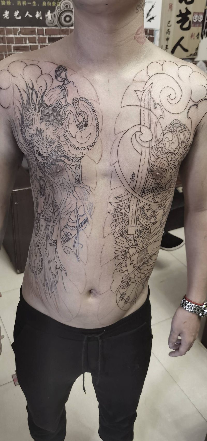 开衫，线条一枚纹身图片_胸部纹身图案