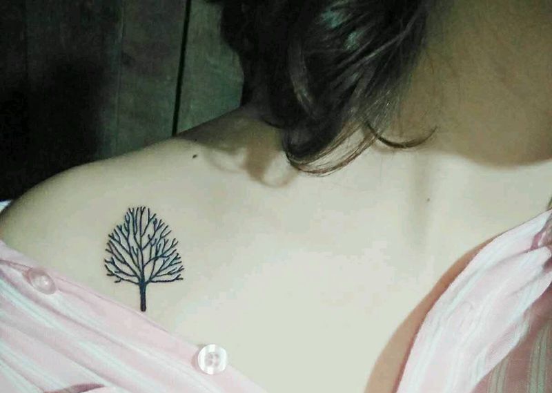 树纹身图片_胸部清新植物纹身图案