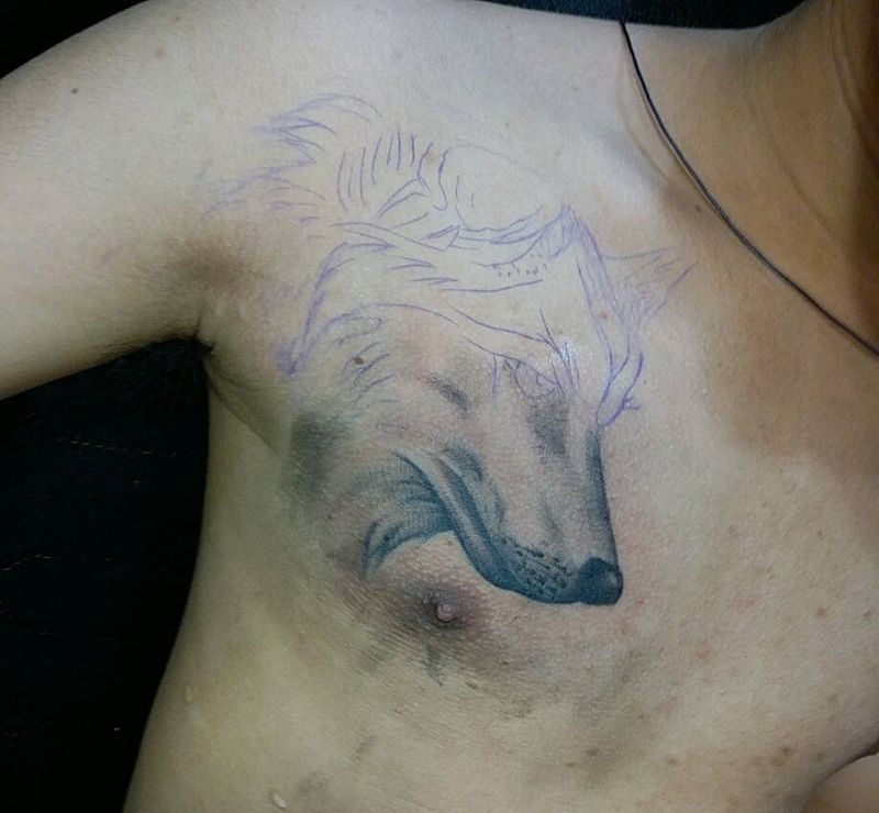 狼头纹身图片_胸部写实动物成品纹身图案