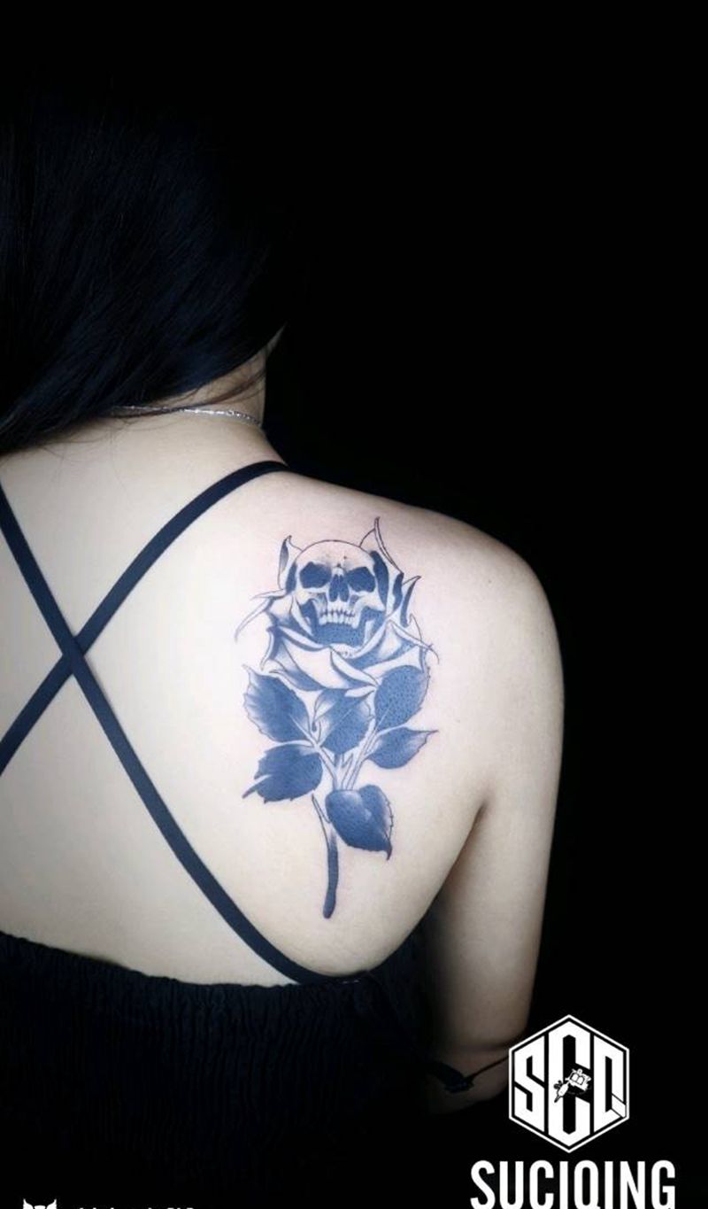 骷髅玫瑰纹身图片_背部欧美写实纹身图案