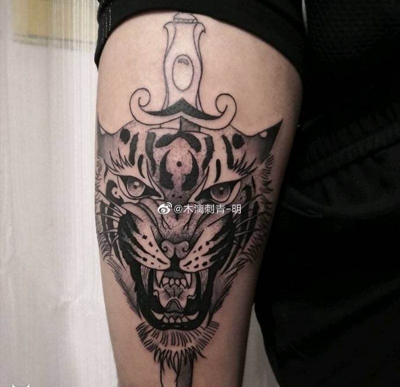 虎纹身图片_腿部点刺虎头纹身图案