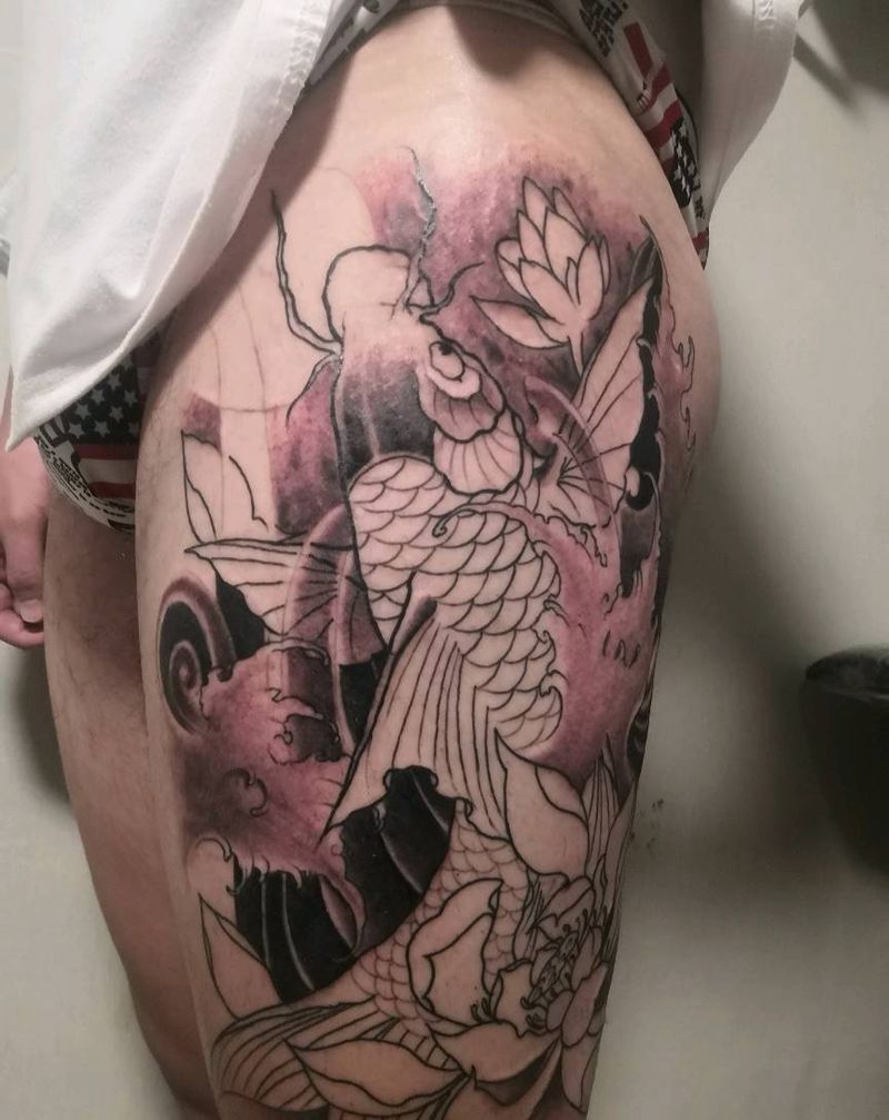 新传统锦鲤荷花 黑灰快完了 下纹身图片_腿部新传统鲤鱼荷花纹身图案