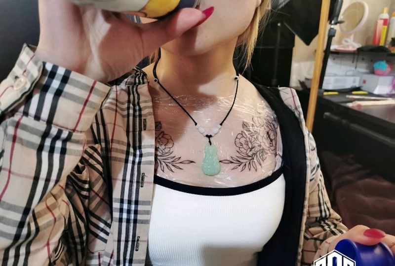 素花纹身图片_胸部肩部纹身图案