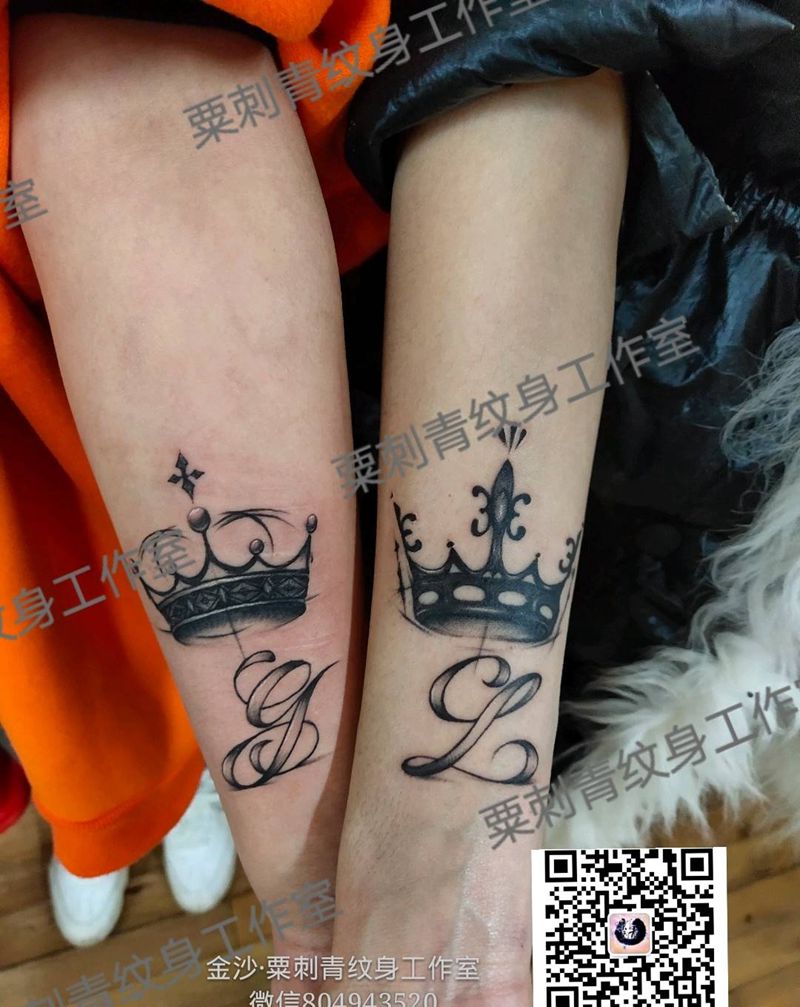 皇冠纹身图片_手部花体字纹身图案