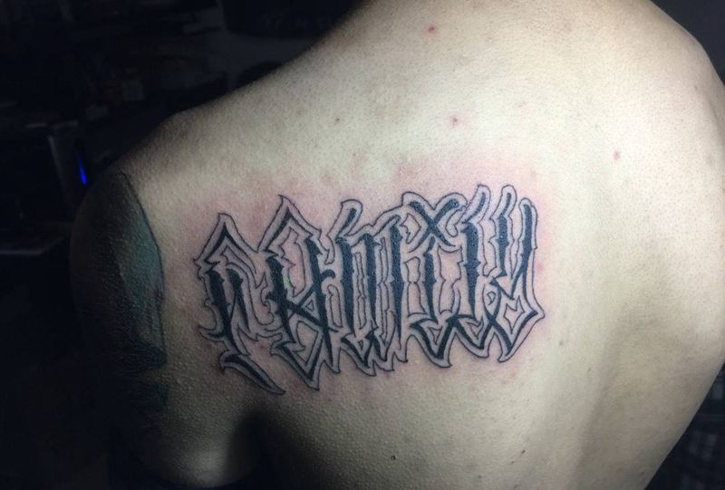 字母纹身图片_背部欧美字符纹身图案