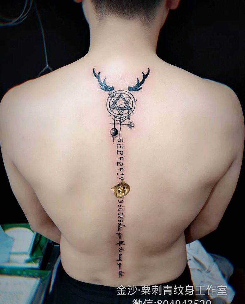 鹿角 数字 英文纹身图片_背部几何水墨纹身图案