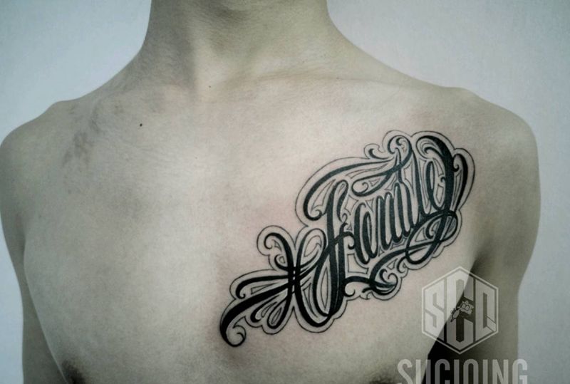 英文《家庭》纹身图片_胸部欧美写实花体字英文纹身图案