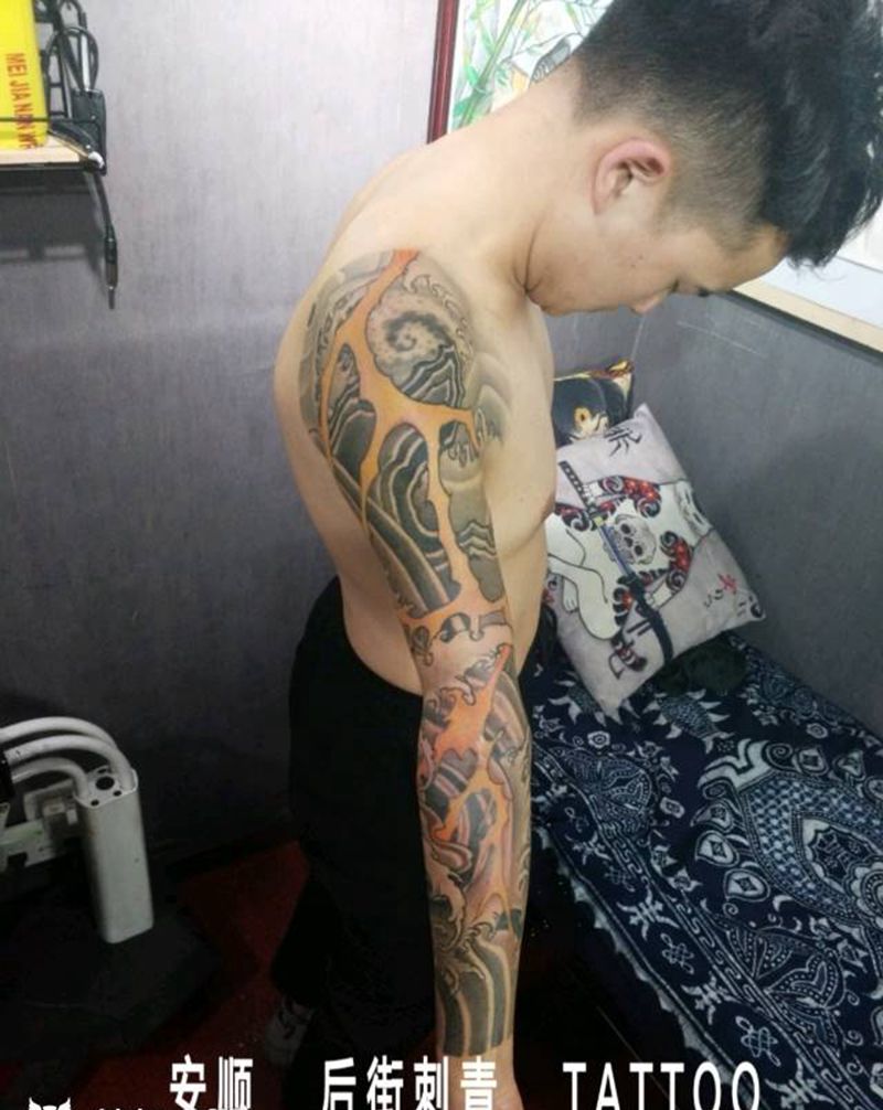 浪臂纹身图片_手臂新传统小麒麟臂纹身图案