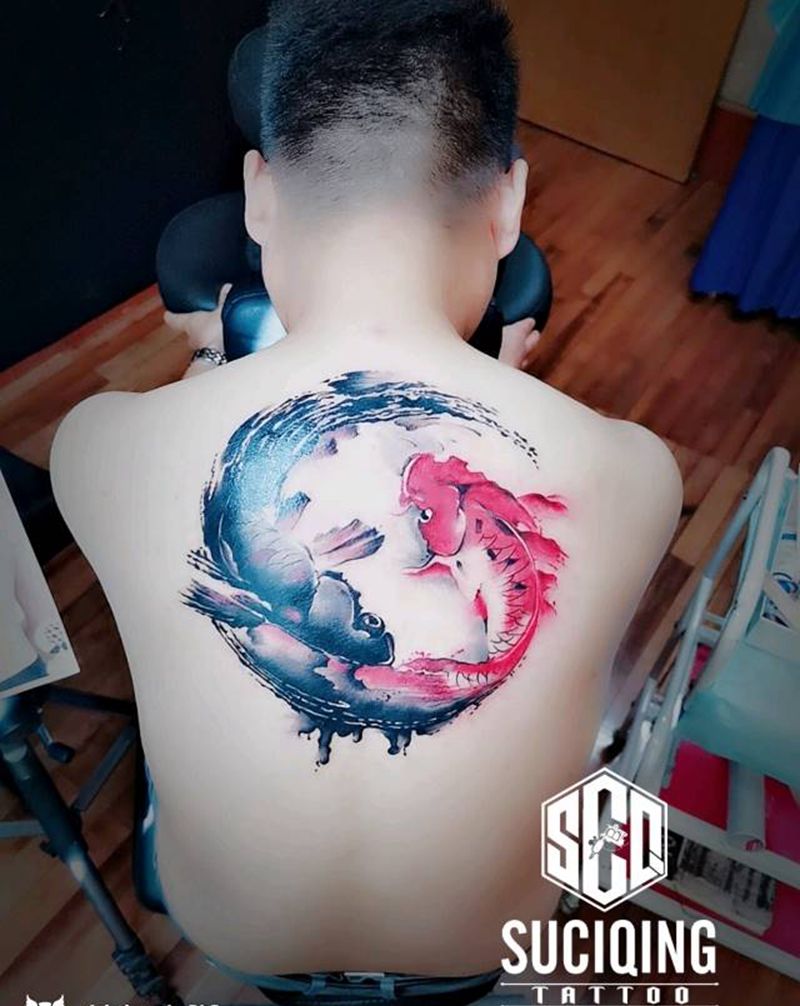 八卦水墨鱼纹身图片_背部新传统水墨鱼纹身图案
