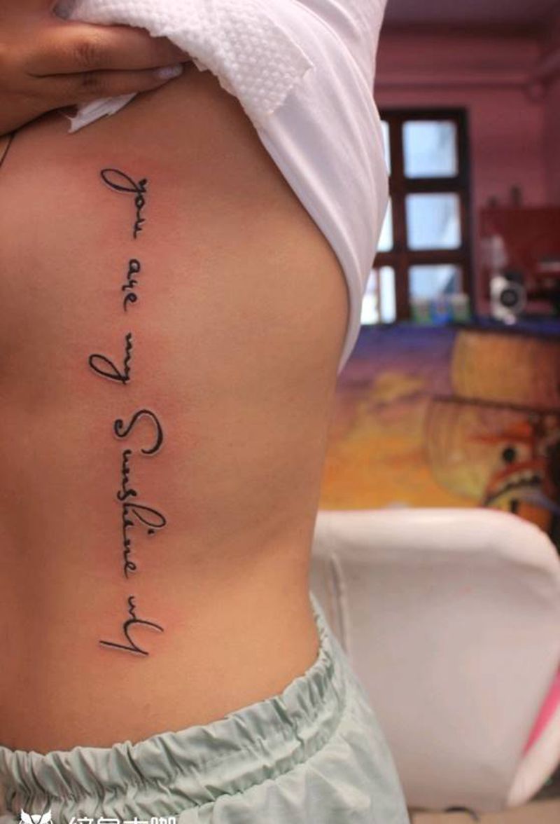 侧腰英文纹身图片_腰部图腾纹身图案