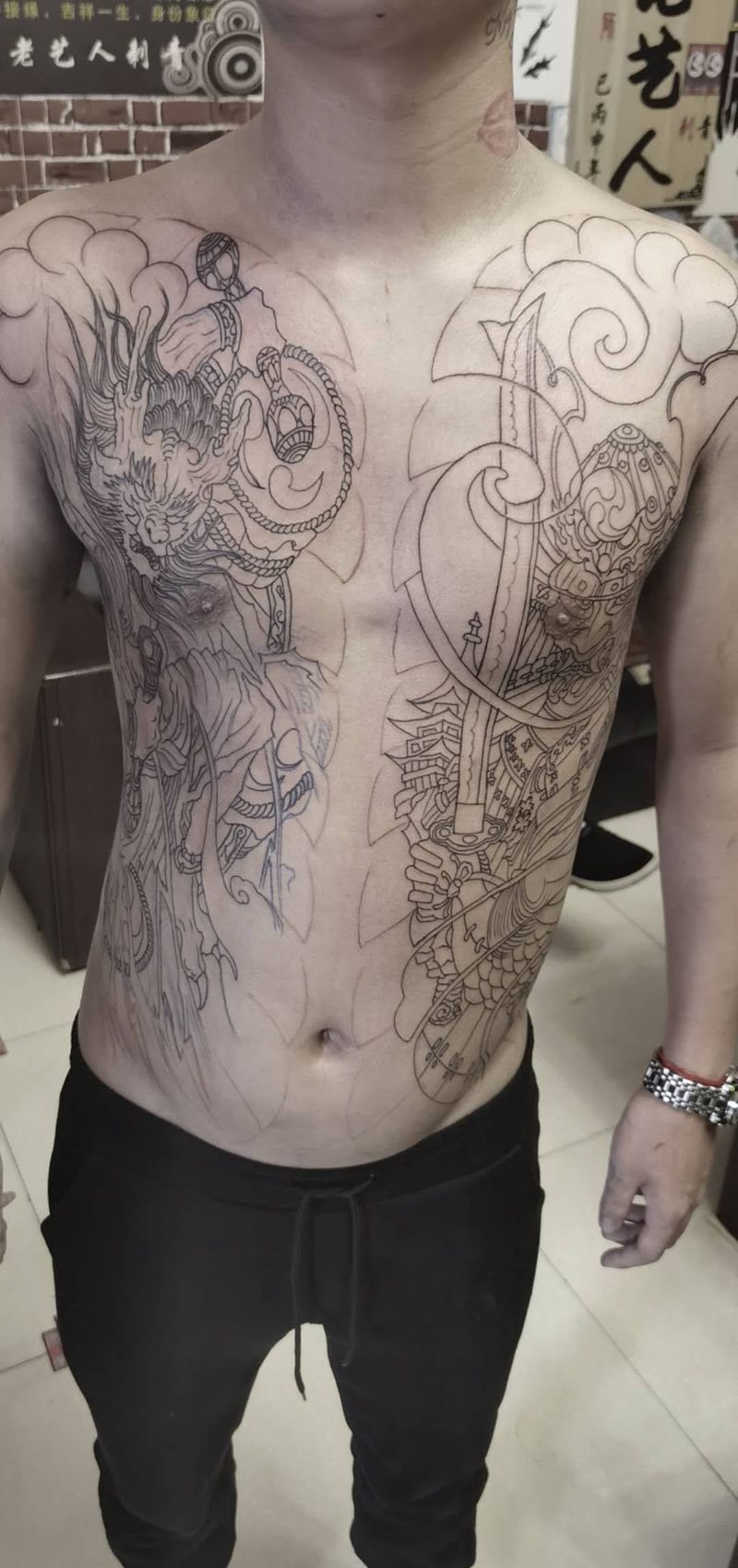 开衫纹身图片_胸部老传统纹身图案