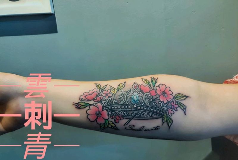 皇冠纹身图片_手臂水彩纹身图案