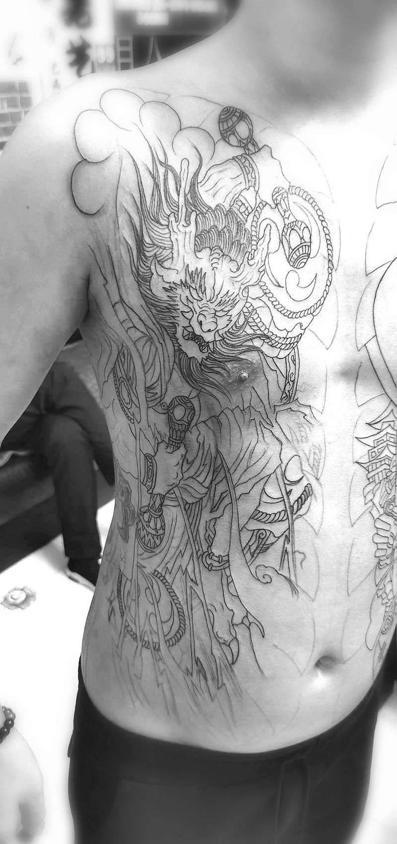 开衫纹身图片_腹部胸部纹身图案