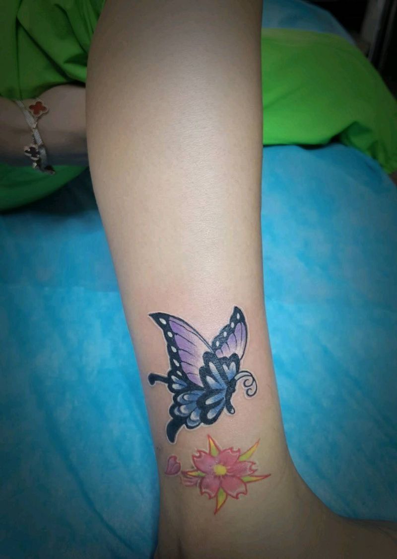 蝴蝶、黑灰玫瑰纹身图片_脚部Old School纹身图案