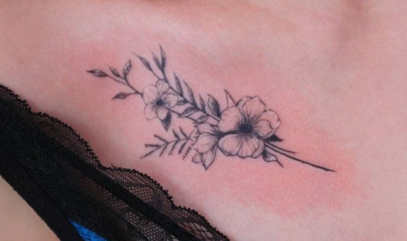 锁骨素花纹身图片_胸部点刺纹身图案