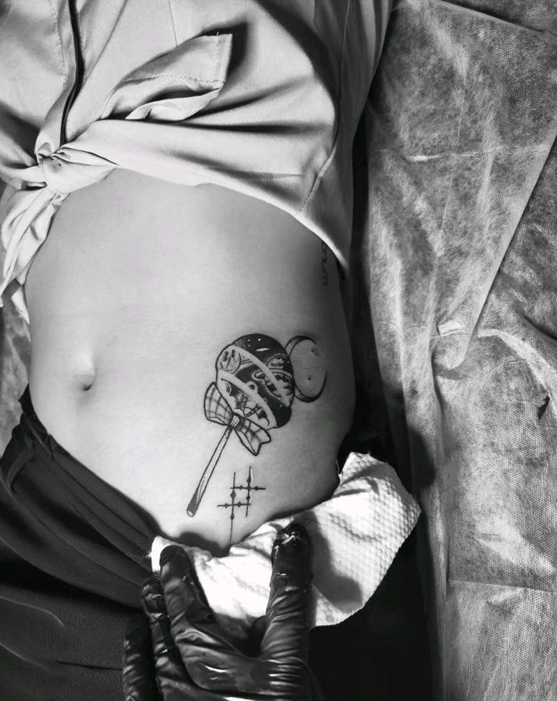 棒棒糖的少女纹身图片_腹部新传统点刺纹身图案