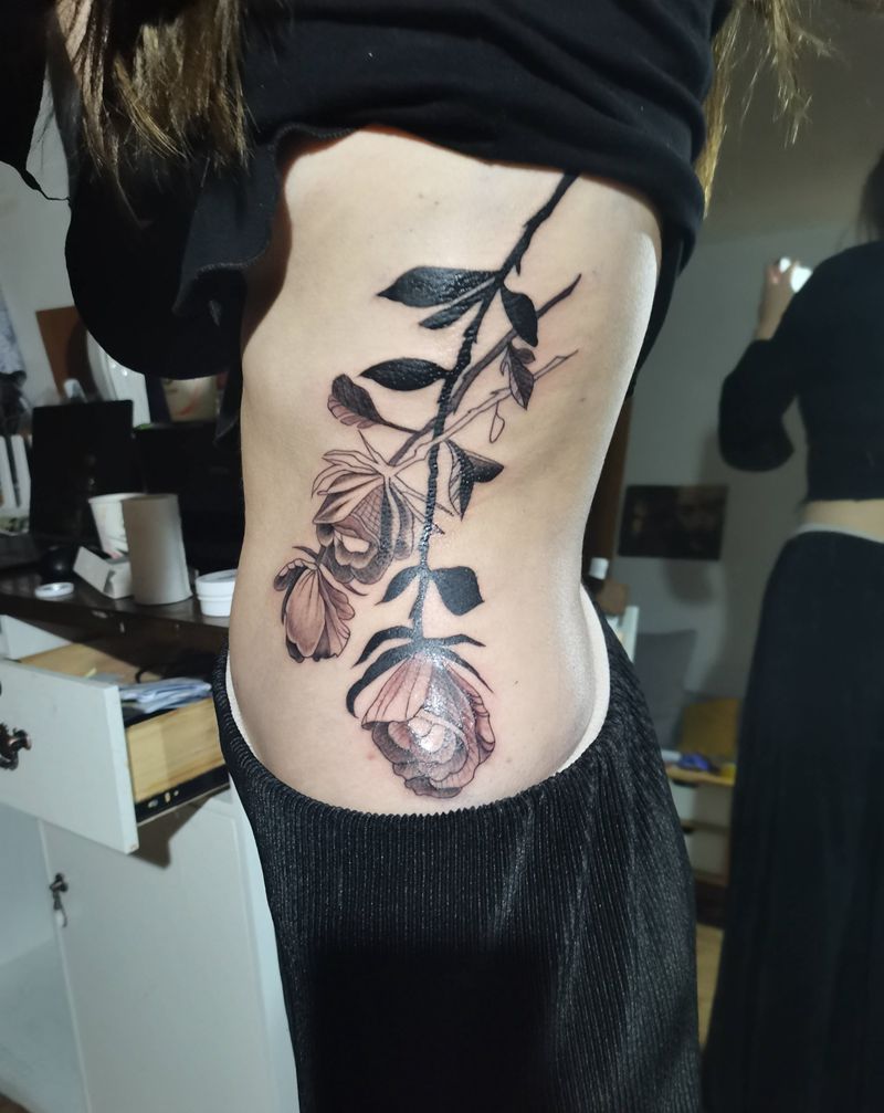 玫瑰纹身图片_腰部New School纹身图案