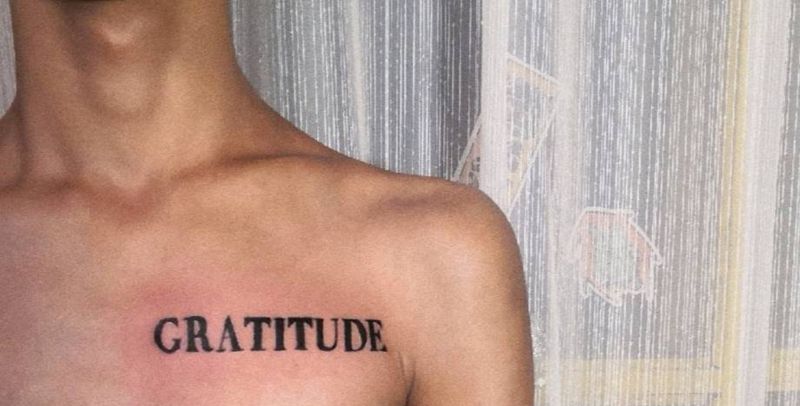 小英文纹身图片_胸部纹身图案