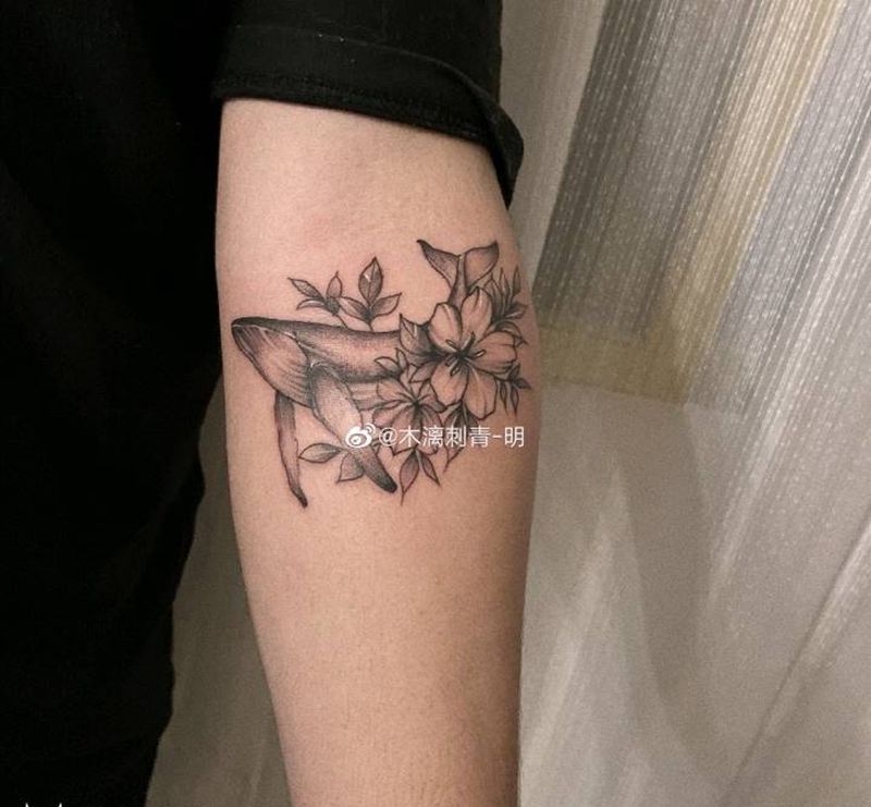 鲸纹身图片_手臂点刺鲸纹身图案