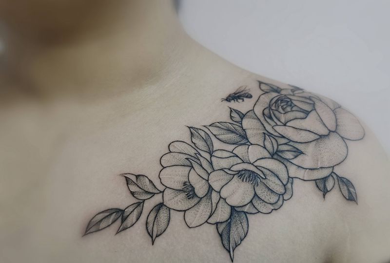 素花纹身图片_胸部肩部点刺纹身图案