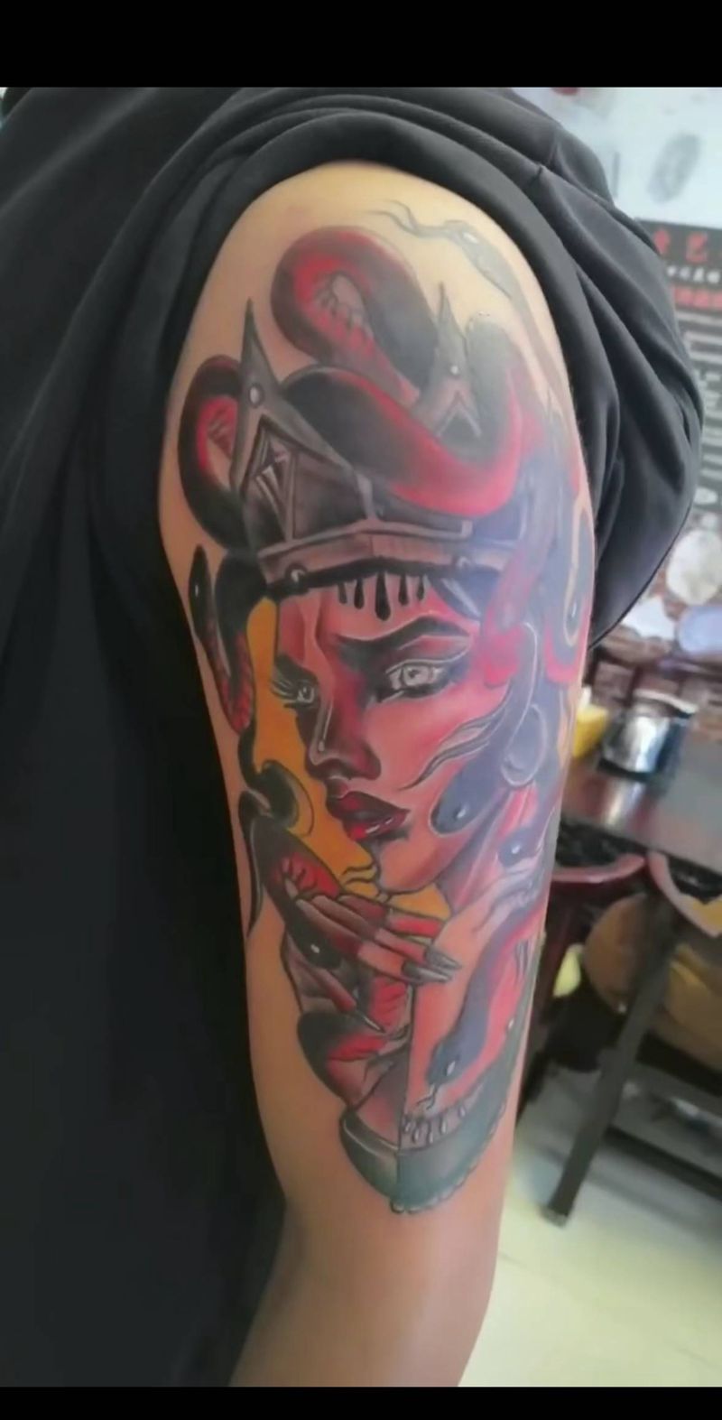 美杜莎纹身图片_手部手臂欧美写实纹身图案