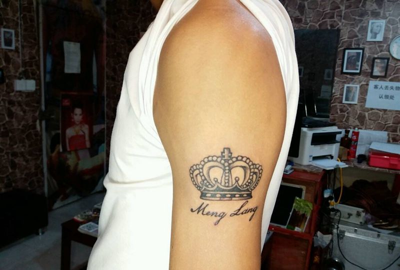皇冠纹身图片_手臂手部欧美传统习俗字符静物宗教情侣成品纹身图案