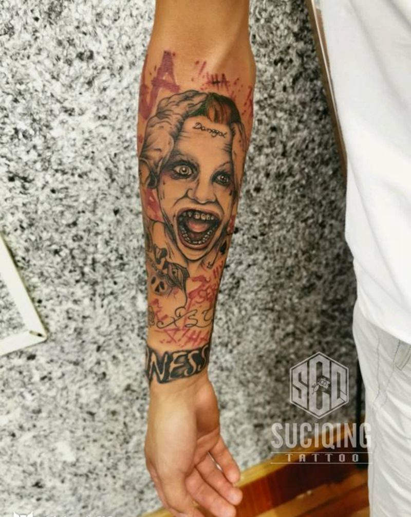 小丑纹身图片_手臂手部欧美写实水彩纹身图案