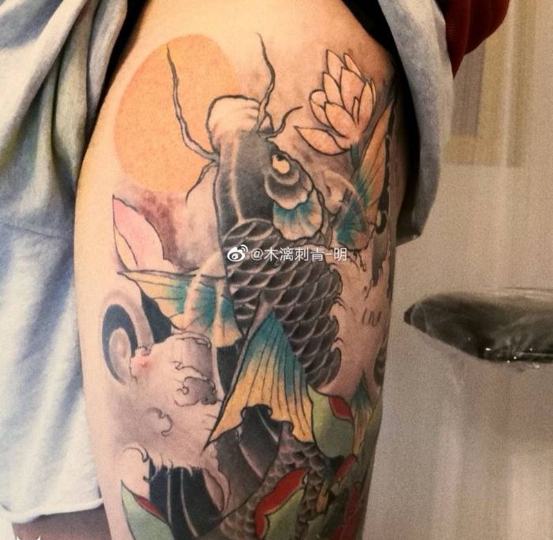 新传统锦鲤纹身图片_腿部新传统锦鲤  荷花纹身图案