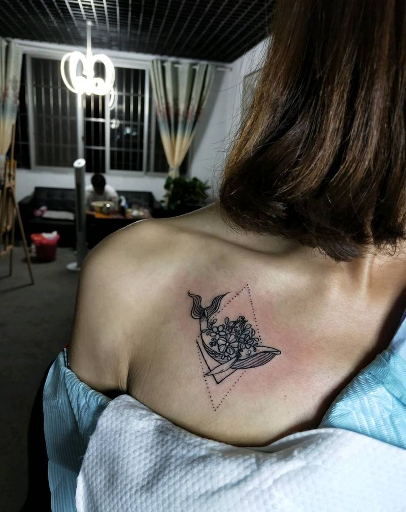 蓝鲸纹身图片_胸部清新动物纹身图案