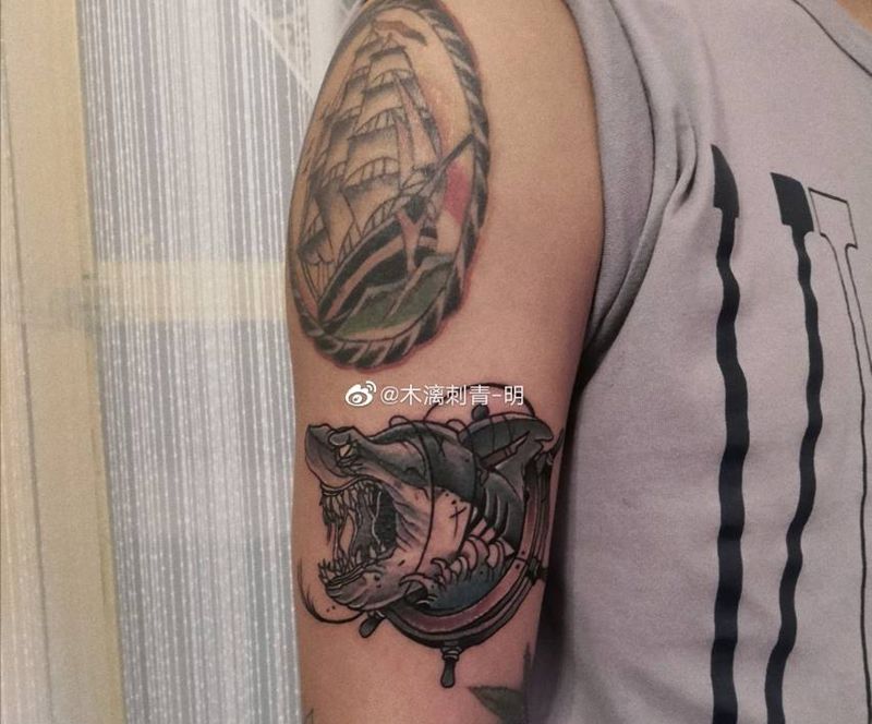 鲨鱼纹身图片_手臂鲨鱼纹身图案