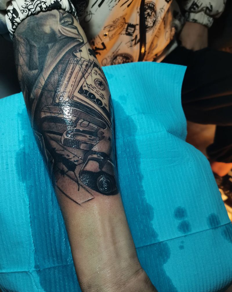 金钱与权利纹身图片_欧美写实纹身图案