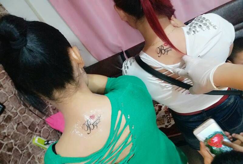 英文+红唇纹身图片_颈部欧美字符情侣成品纹身图案