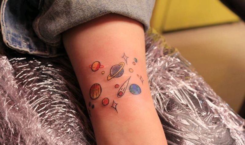 小清新星球纹身图片_手部手臂几何纹身图案