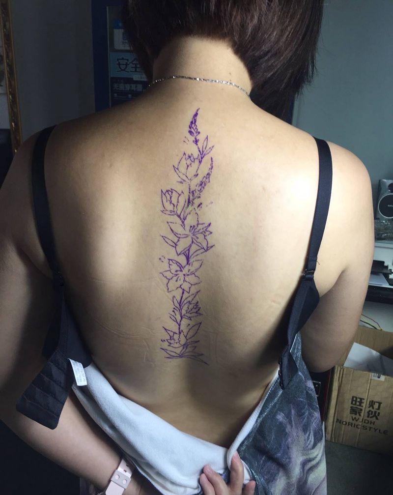 背脊花纹身图片_成品背部传统清新植物静物纹身图案