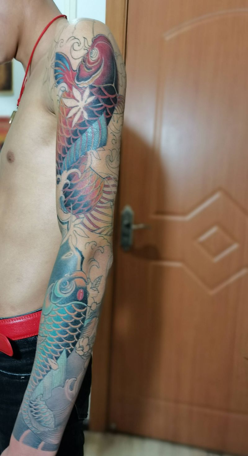 红鲤鱼绿鲤鱼纹身图片_手臂新传统纹身图案