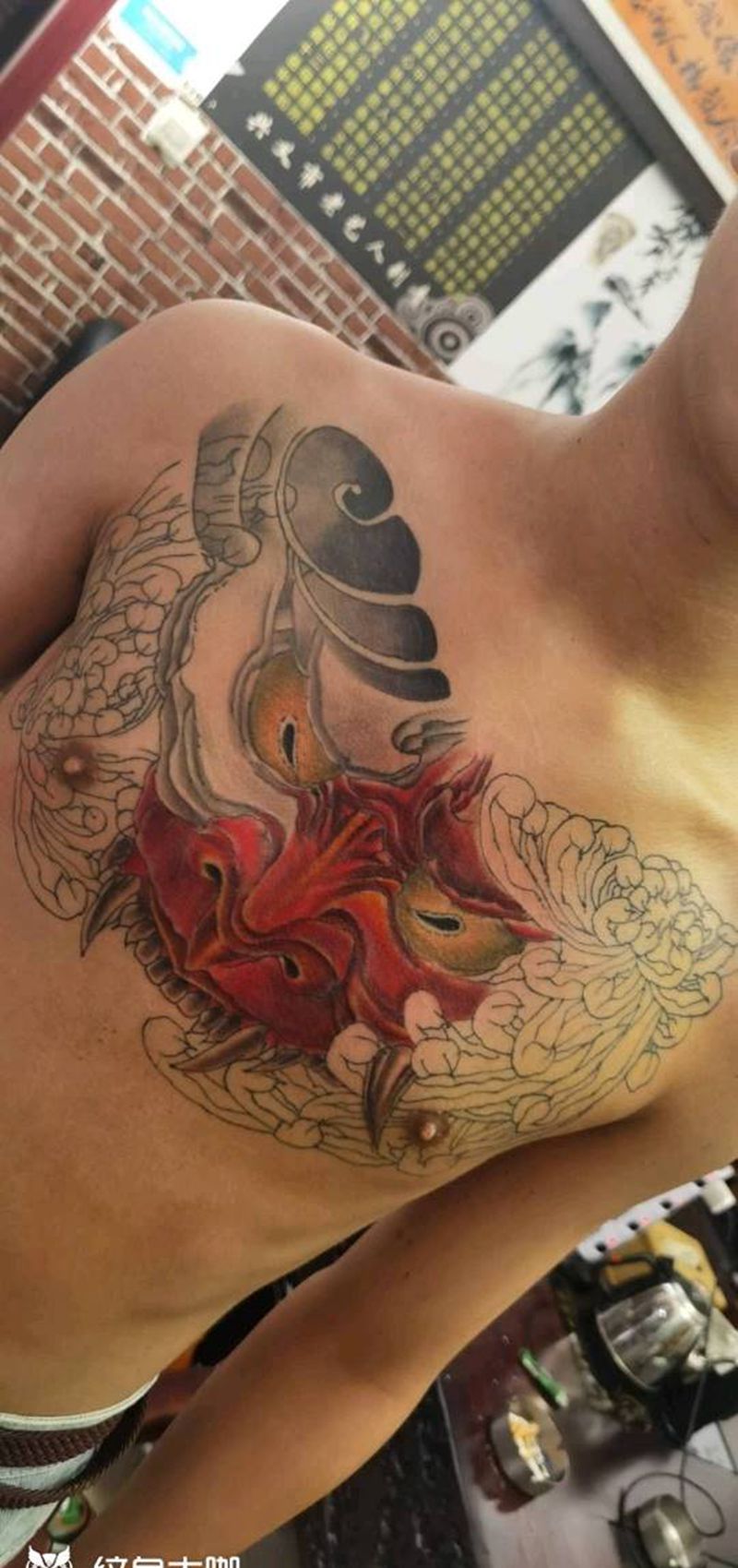 般若花臂纹身图片_胸部新传统纹身图案