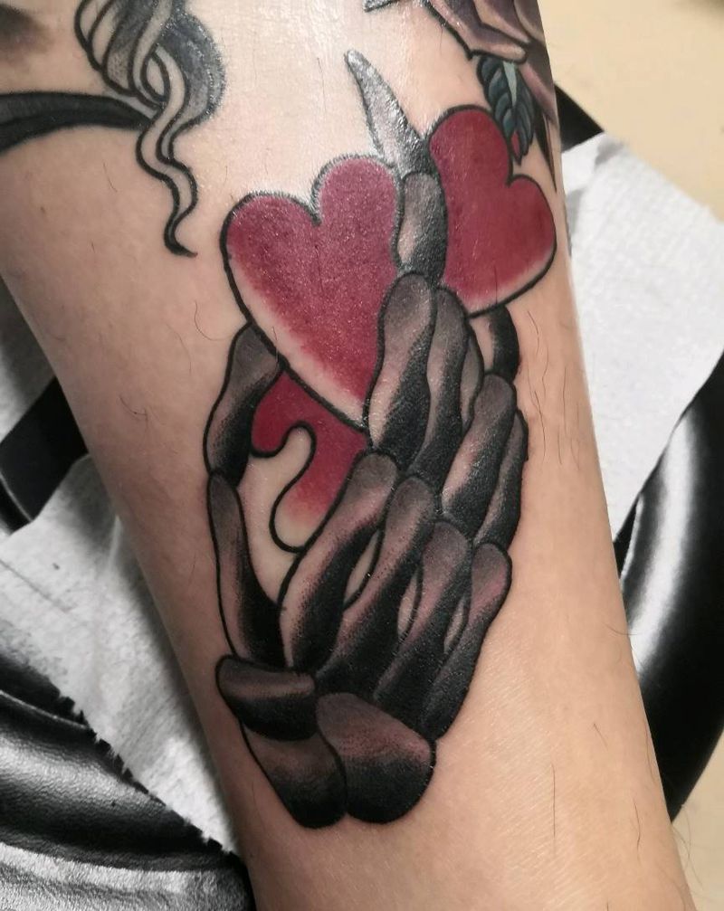 骷髅手纹身图片_腿部脚部Old School手心纹身图案