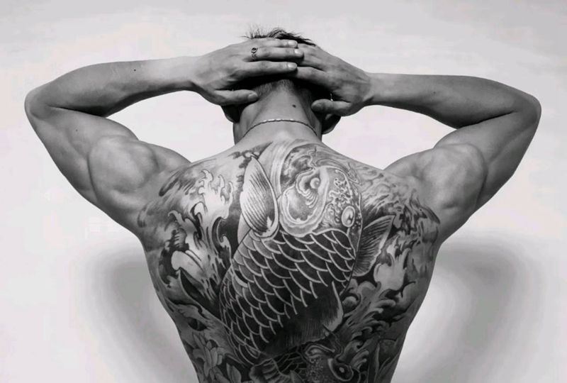 江团纹身图片_背部新传统翻身的小鱼纹身图案