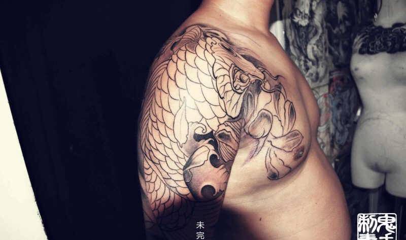 大臂鲤鱼纹身图片_鬼手昆明手臂纹身图案