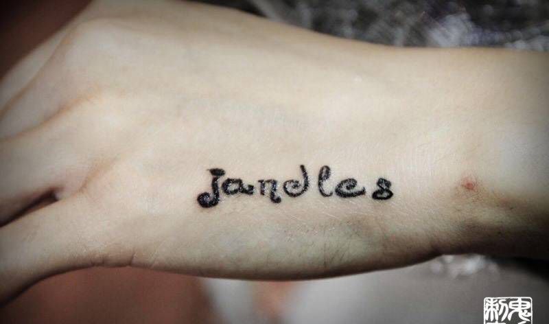 手背英文纹身图片_成品昆明鬼手纹身图案