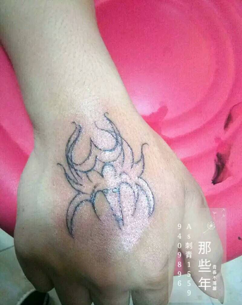 手背线条纹身图片